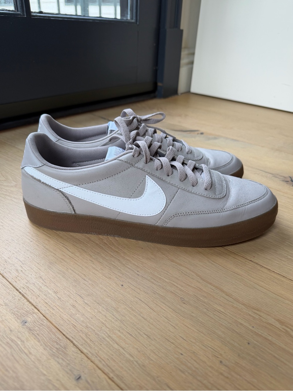 Nike Men's Low-Top Sneakers in Light Gray with White Swoosh and Gum Sole